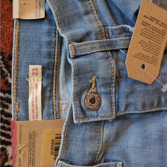 Levi's Light Blue Denim Jeans with Red Tab - Picture 4 of 6
